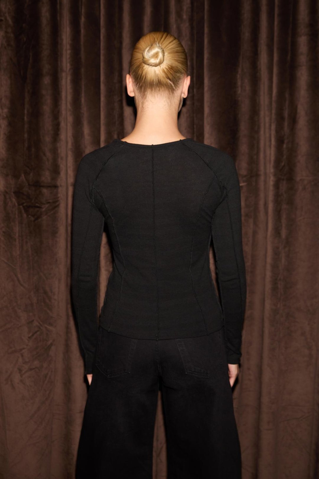 SIMORRE Kadın Kesik Detaylı Vücuda Oturan Nefes Alan Kumaşlı Slim Fit Siyah Bluz