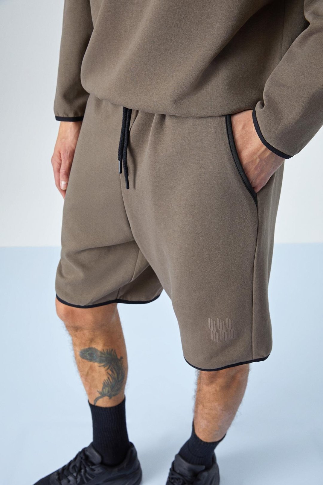 SOLERO Erkek Beli Lastikli Cepli Relaxed Baskı Detaylı Koyu Kahverengi Şort