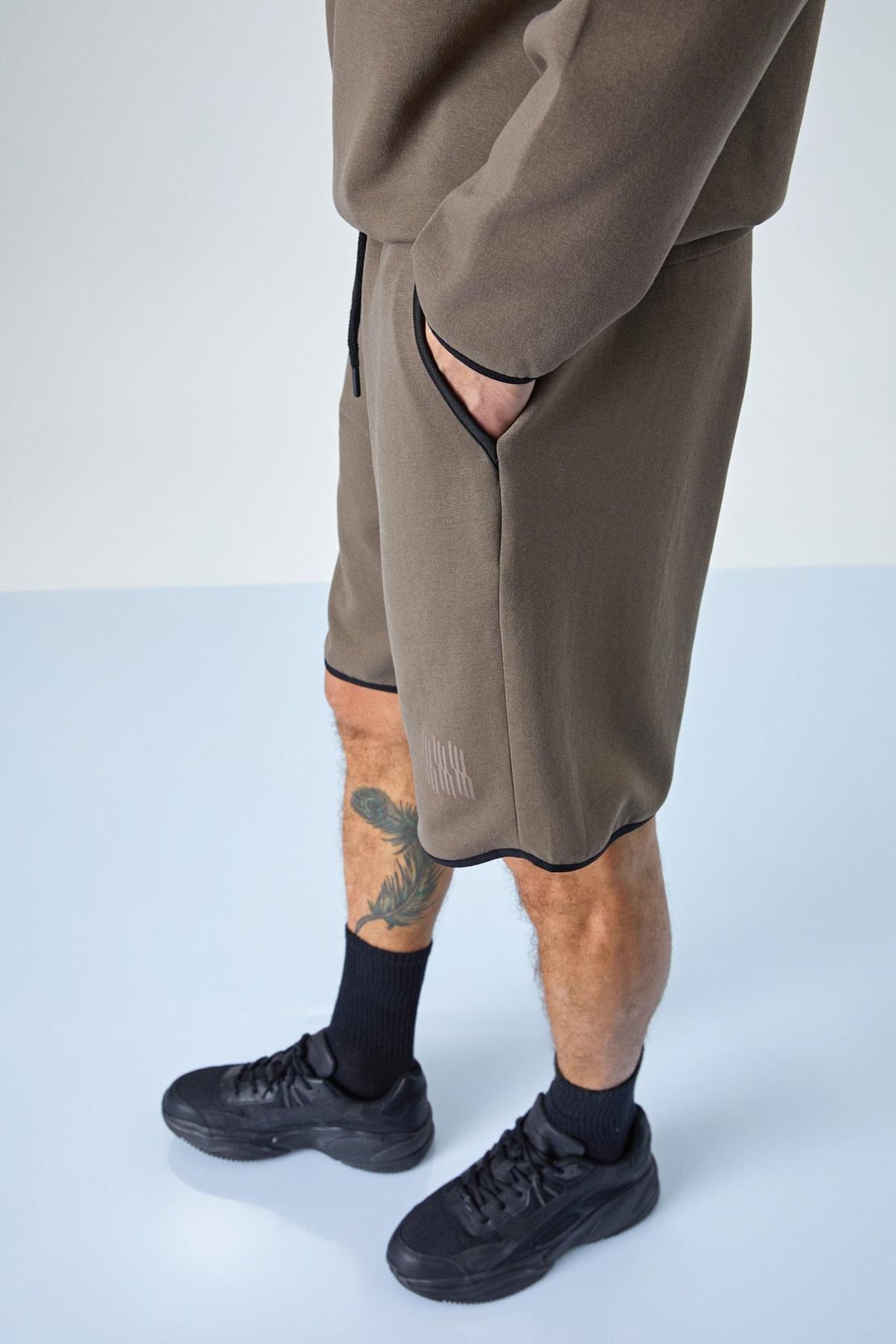 SOLERO Erkek Beli Lastikli Cepli Relaxed Baskı Detaylı Koyu Kahverengi Şort