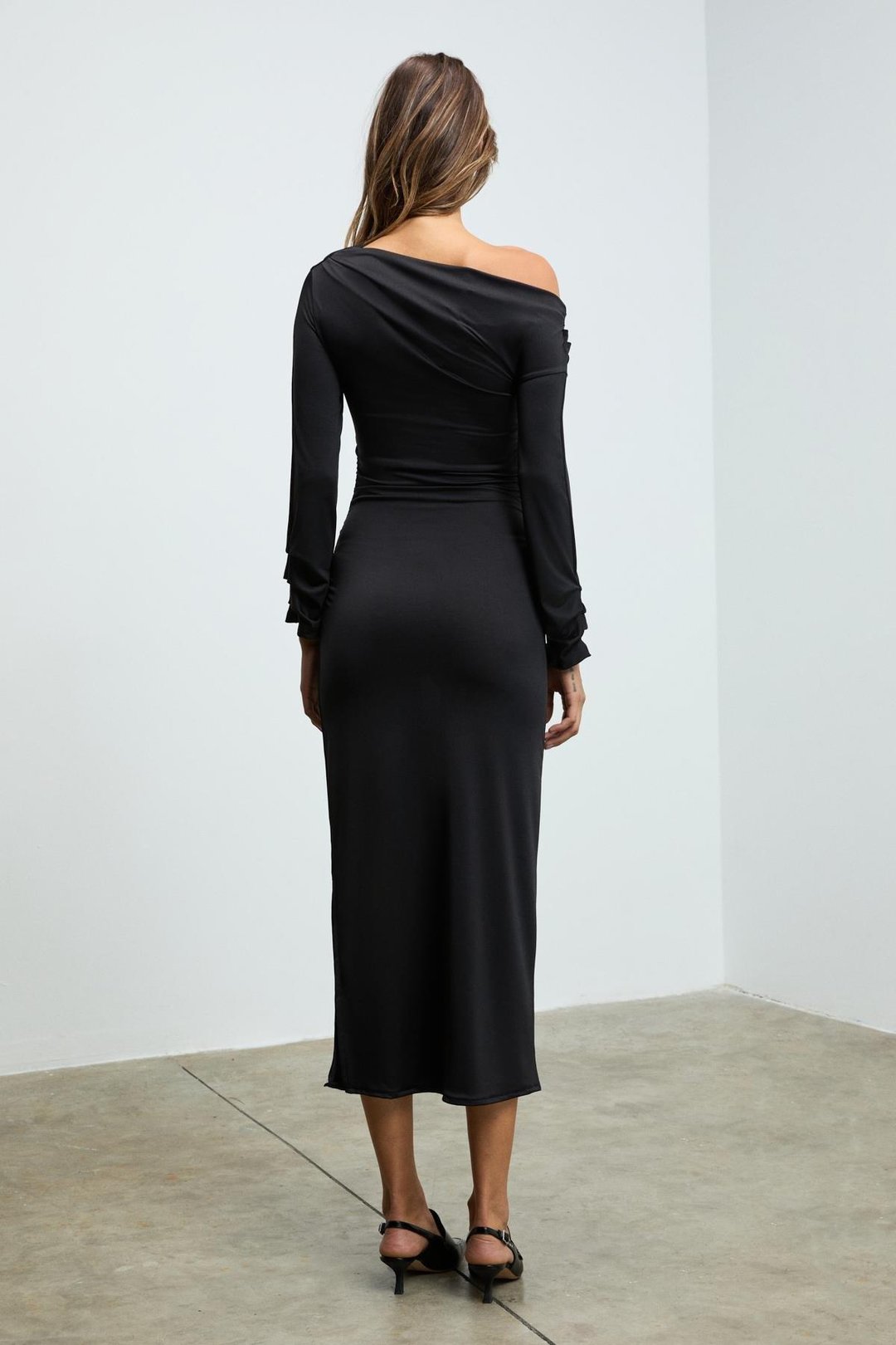 SULTROY Kadın Asimetrik Yakalı Büzgü Detaylı Uzun Kollu Siyah Elbise