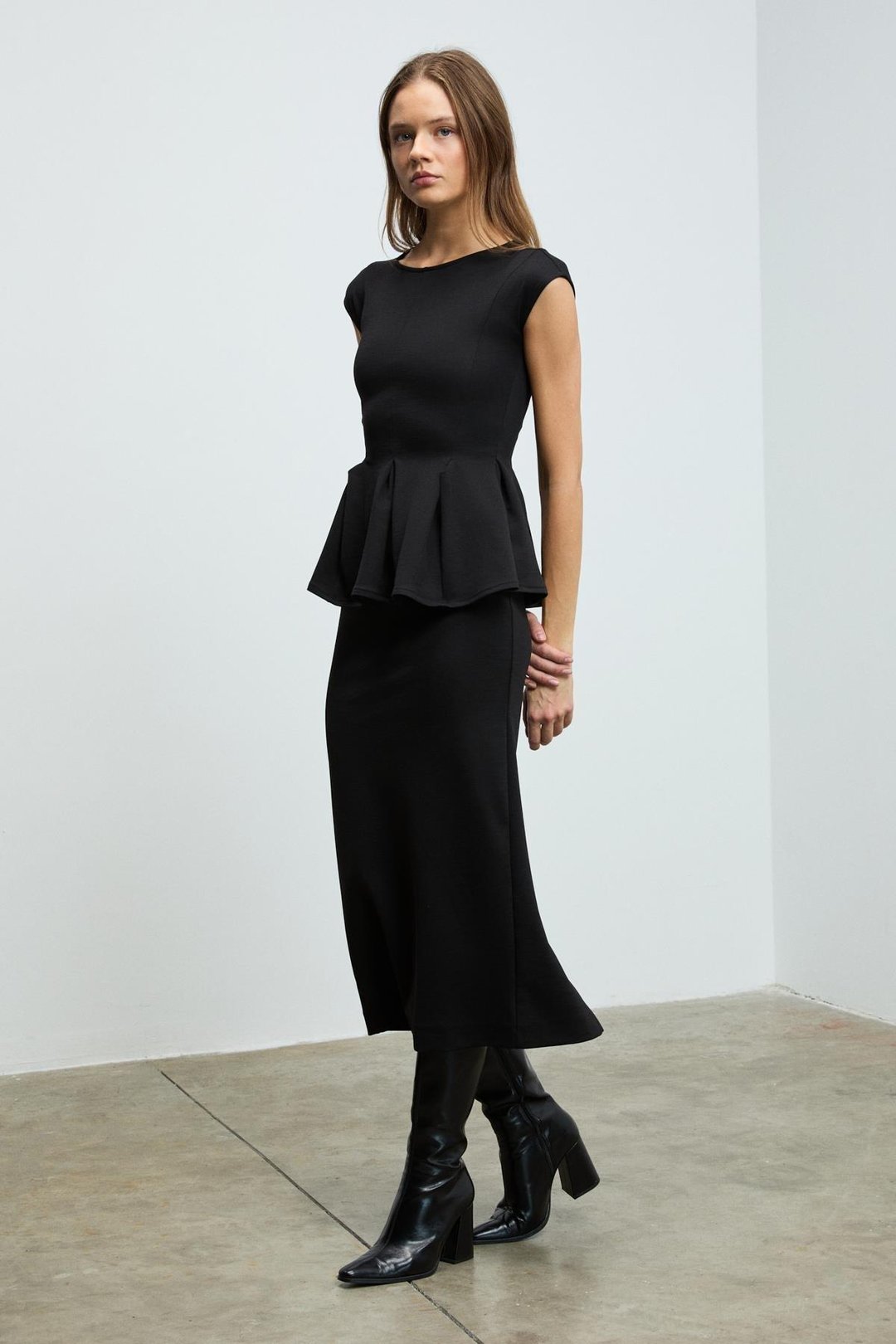 TALINDRA Kadın Midi Boy Önden Pensli Arkası Derin Yırtmaç Detaylı Kalem Siyah Etek