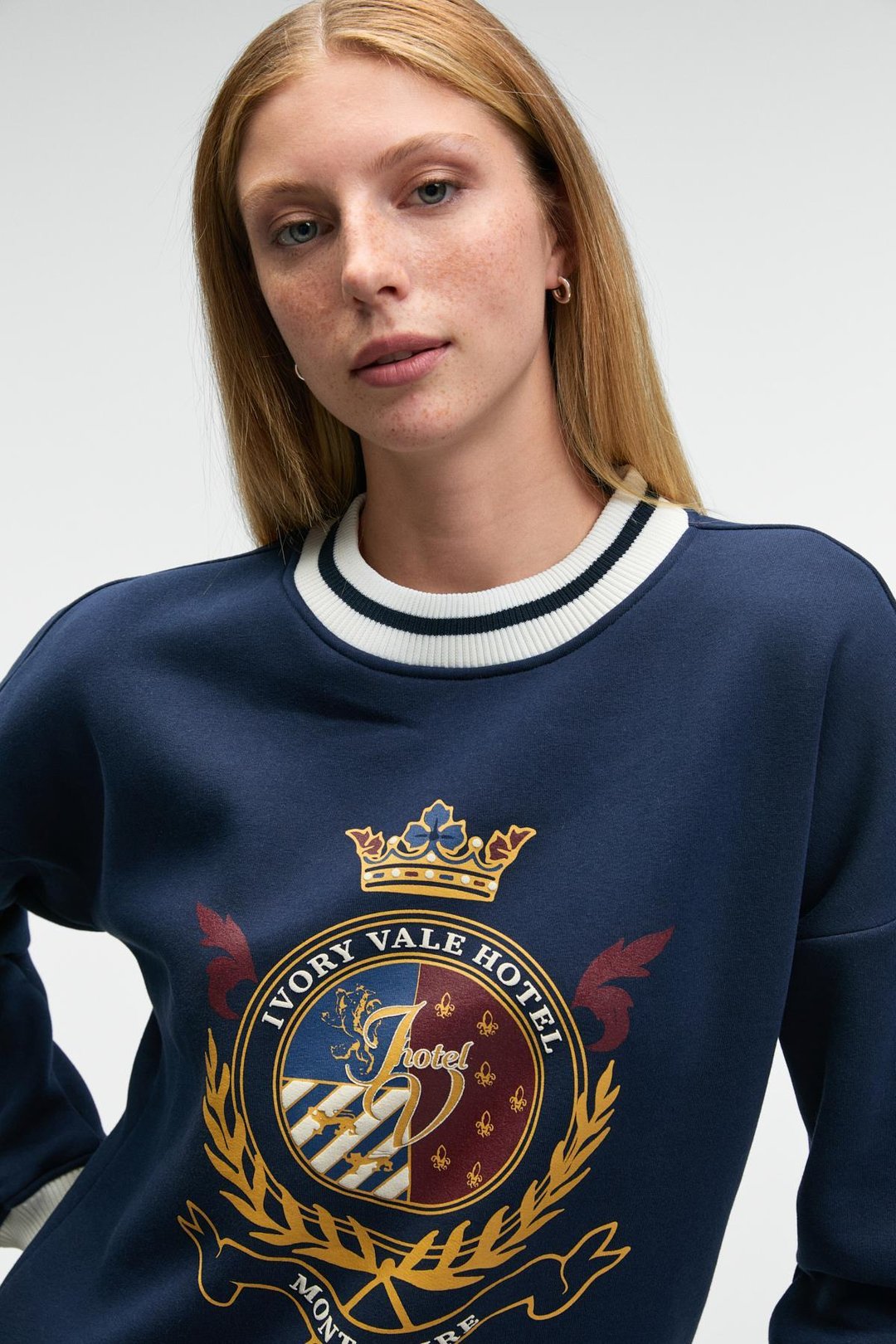 VALLUNE Kadın Kontrast Triko Etek Ucu Manşet Ve Yakalı Nakış Crop Lacivert Sweatshirt