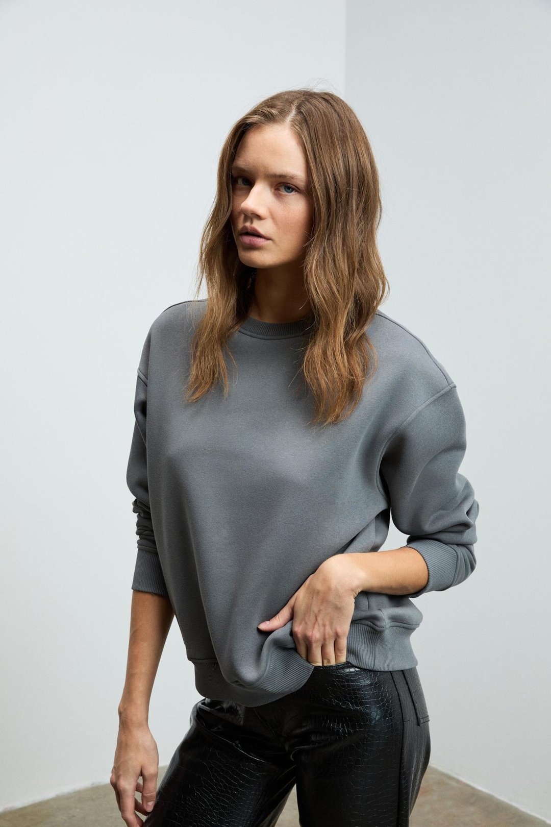 VANELTINA Kadın Organik Pamuklu Yumuşacık İçi Polarlı Yuvarlak yakalı Gri Sweatshirt