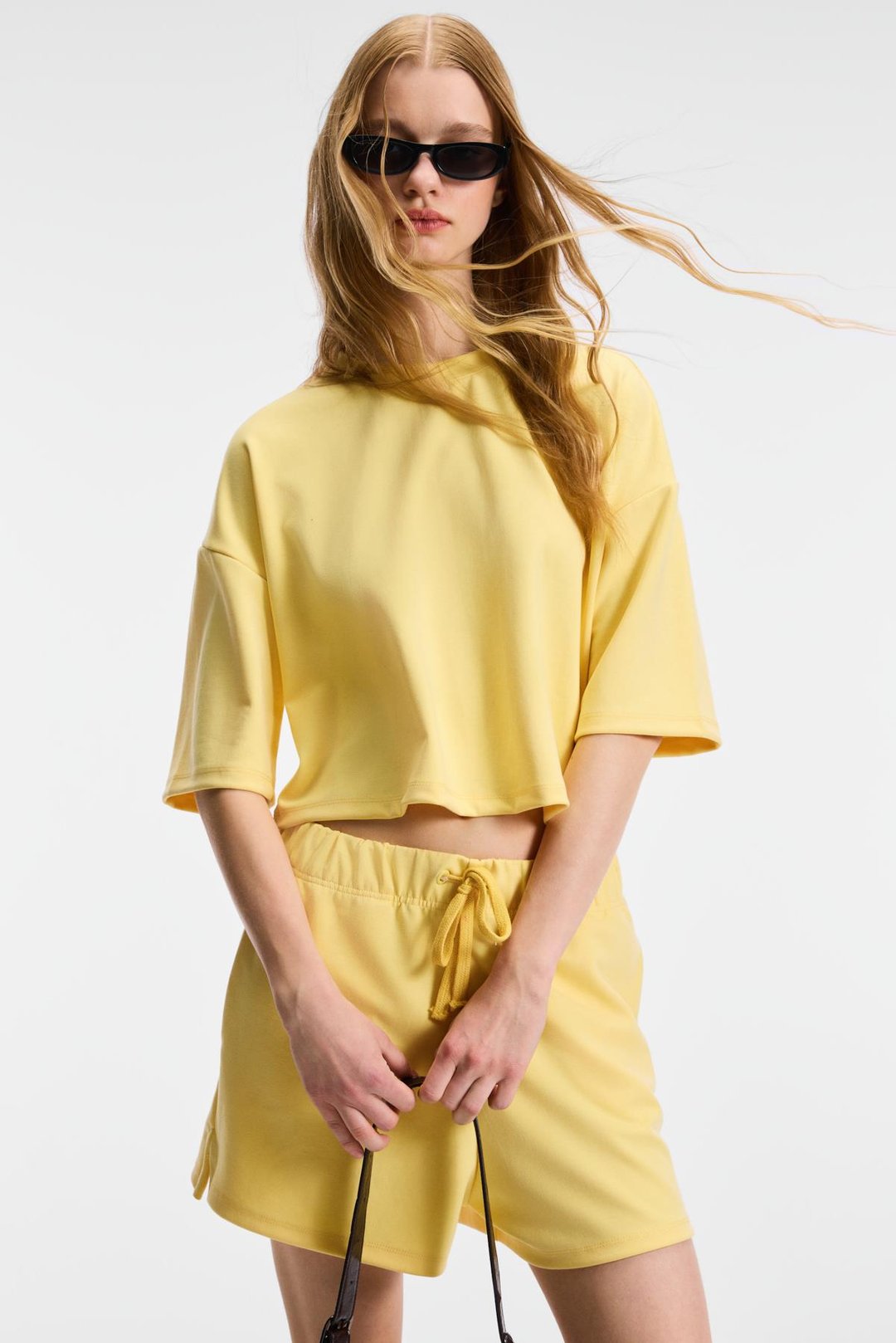 VELA Kadın Esnek Kumaşlı Bisiklet Yaka Oversize Fit Sarı T-Shirt