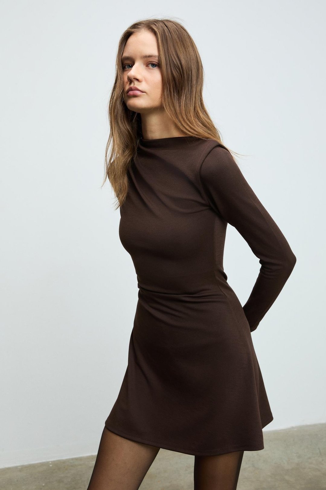 VELIRA Kadın Omuz Ve Bel Kısmında Pile Detaylı Sıfır Yaka Fermuarlı Uzun Kollu Mini Kahverengi Elbise
