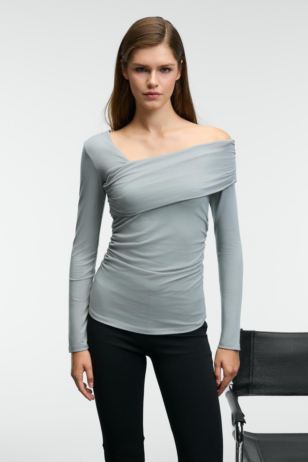 VELMEA Kadın Asimetrik Yaka Omuz Detaylı Slim Fit Açık Gri Bluz