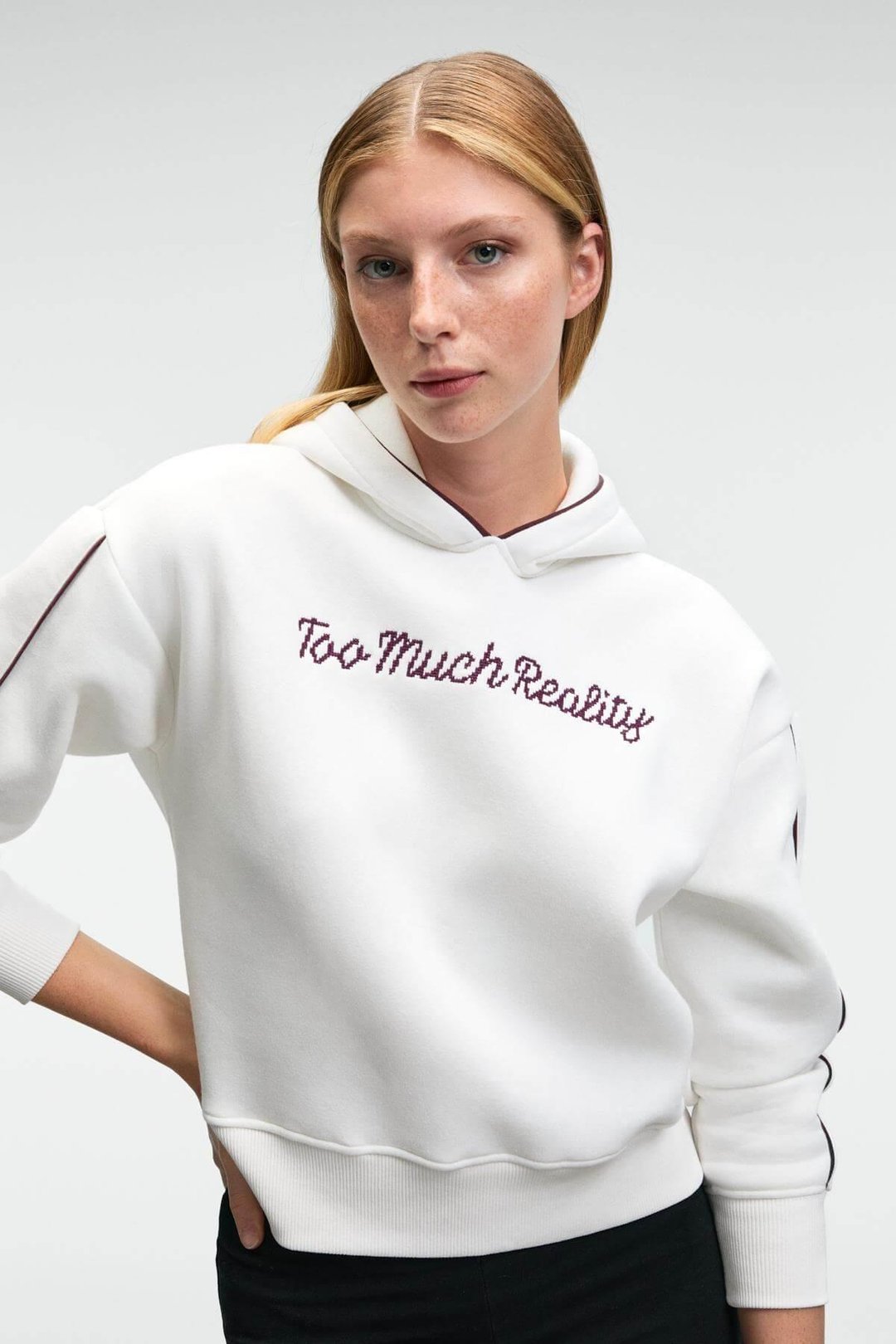 VIRETHIA Kadın Ara Biyeli Baskı Ve Nakış Detaylı Kapüşonlu Relaxed Beyaz Sweatshirt