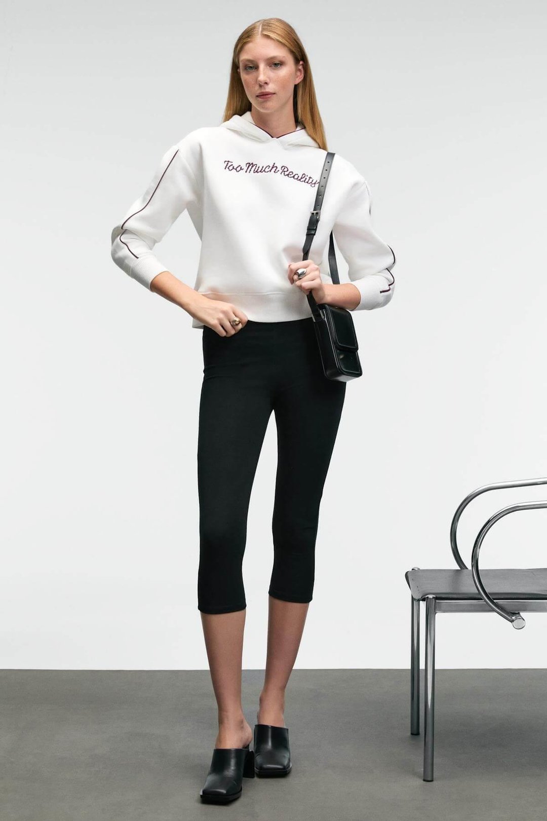 VIRETHIA Kadın Ara Biyeli Baskı Ve Nakış Detaylı Kapüşonlu Relaxed Beyaz Sweatshirt