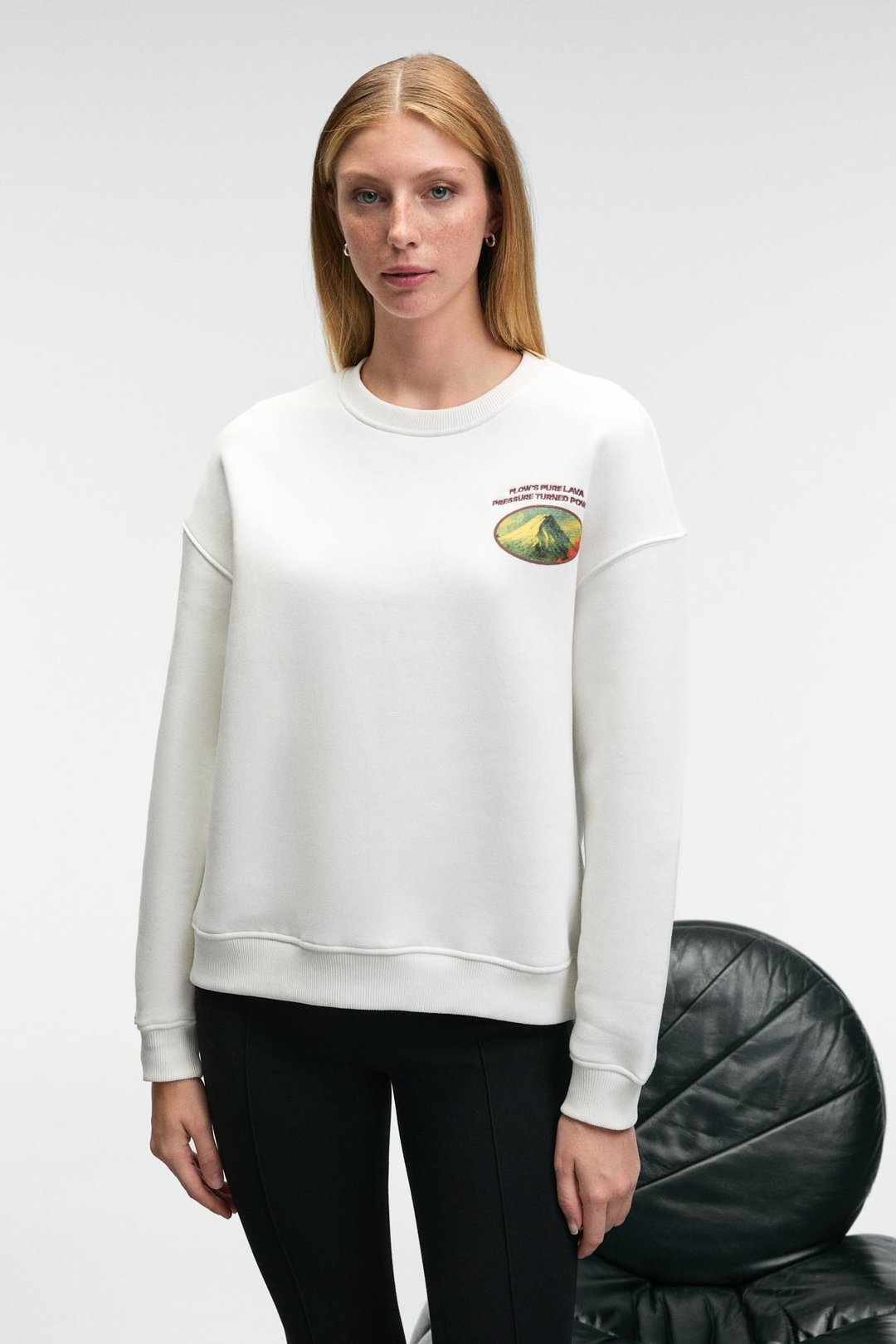 VISTARA Kadın Nakış Detaylı Yuvarlak Yaka Regular Fit Beyaz Sweatshirt