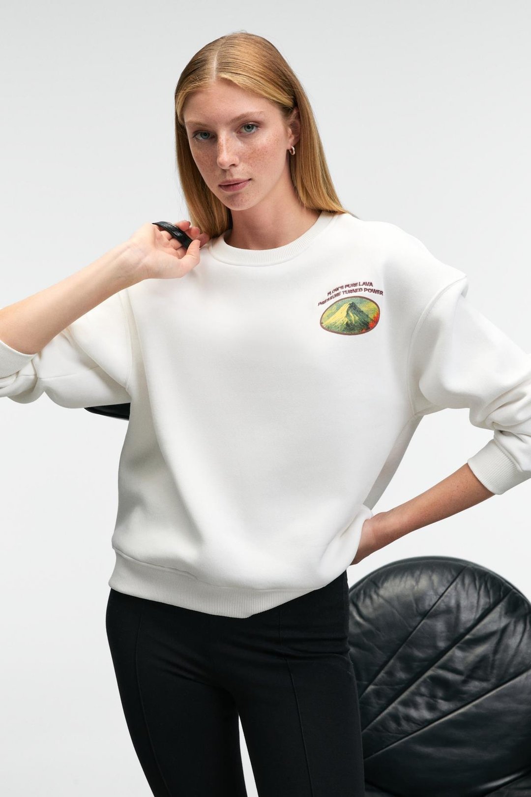 VISTARA Kadın Nakış Detaylı Yuvarlak Yaka Regular Fit Beyaz Sweatshirt