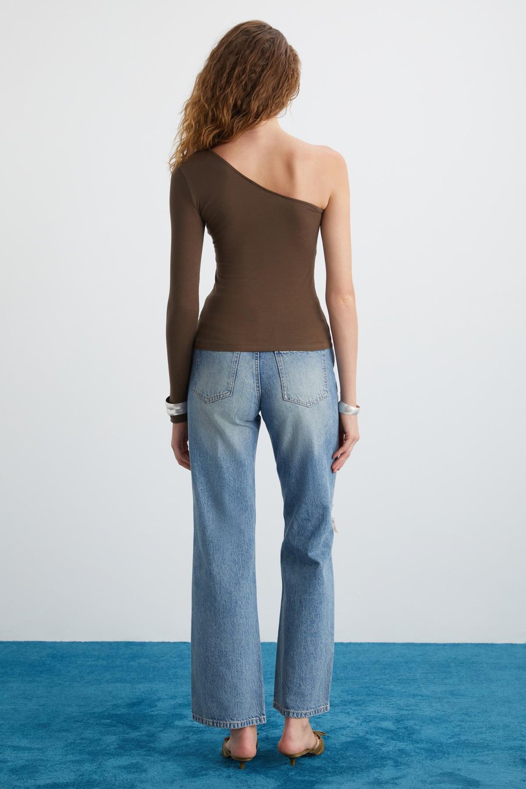 VIYOL Kadın Organik Pamuklu Likralı Tek Kollu Büzgülü Kahverengi Bluz