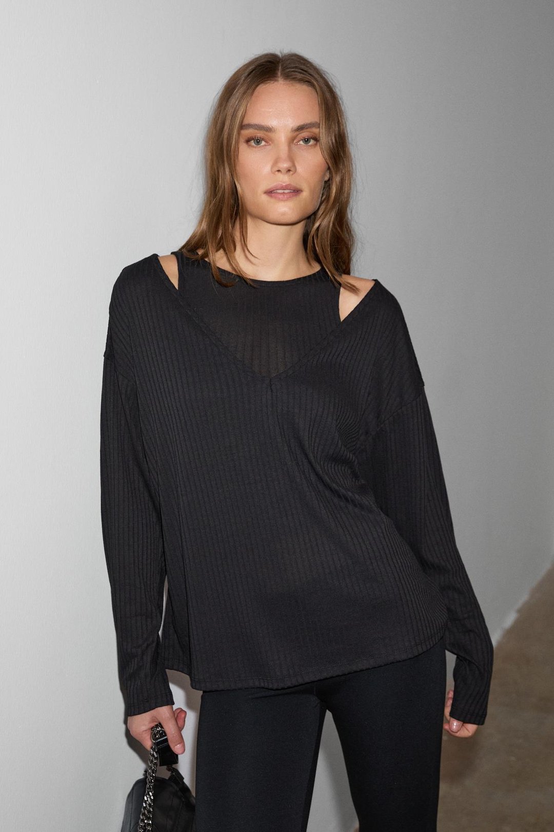 ZARREUS Kadın Omuz Dekolteli Esnek Kumaşlı Rahat Kalıp Siyah Bluz