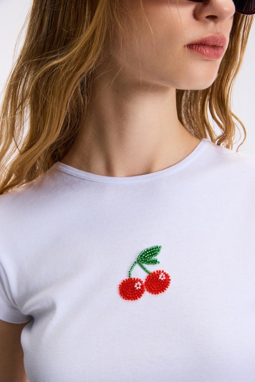 ZEFIRA Kadın Bisiklet Yaka Kısa Kollu Önü Boncuk İşleme Detaylı Slim Beyaz T-Shirt