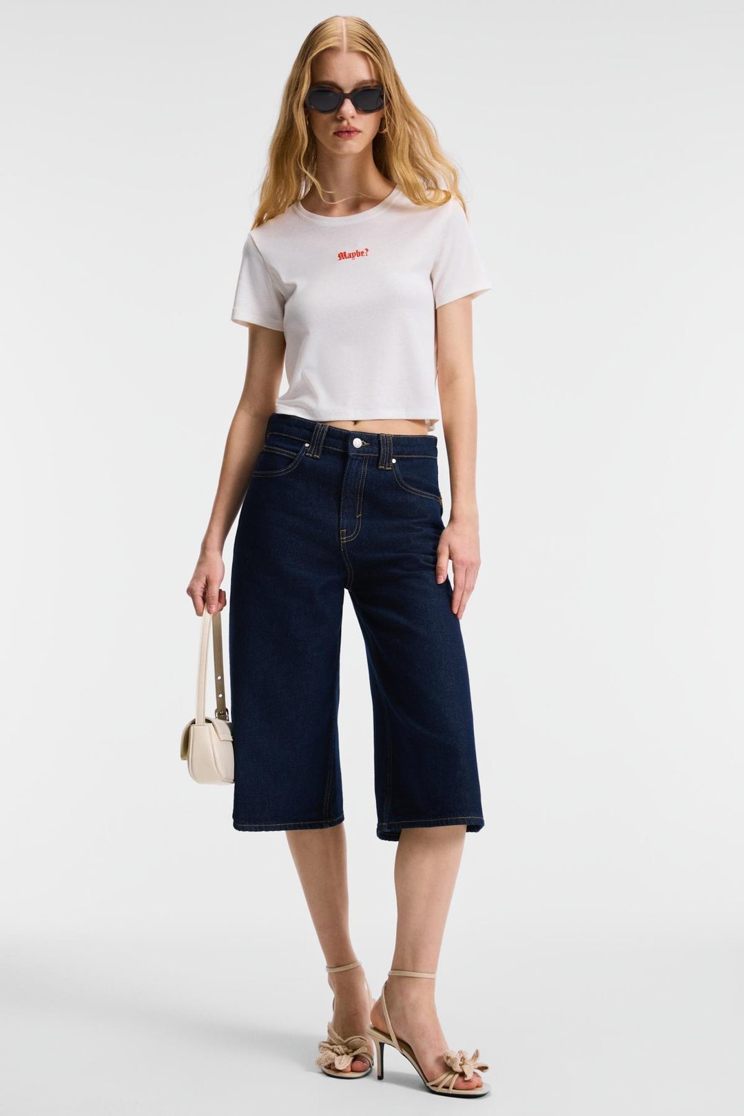 ZERAYA Kadın Bisiklet Yaka Kısa Kollu Önde Nakış Detaylı Crop Beyaz T-Shirt