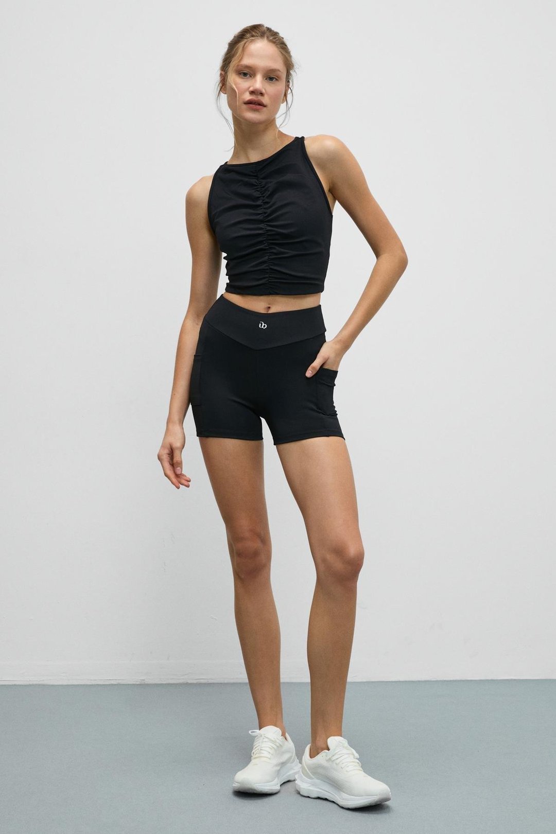 ZEYNNES Kadın Yumuşak Ve Esnek Dokulu Yandan Cepli Kısa Siyah Tayt