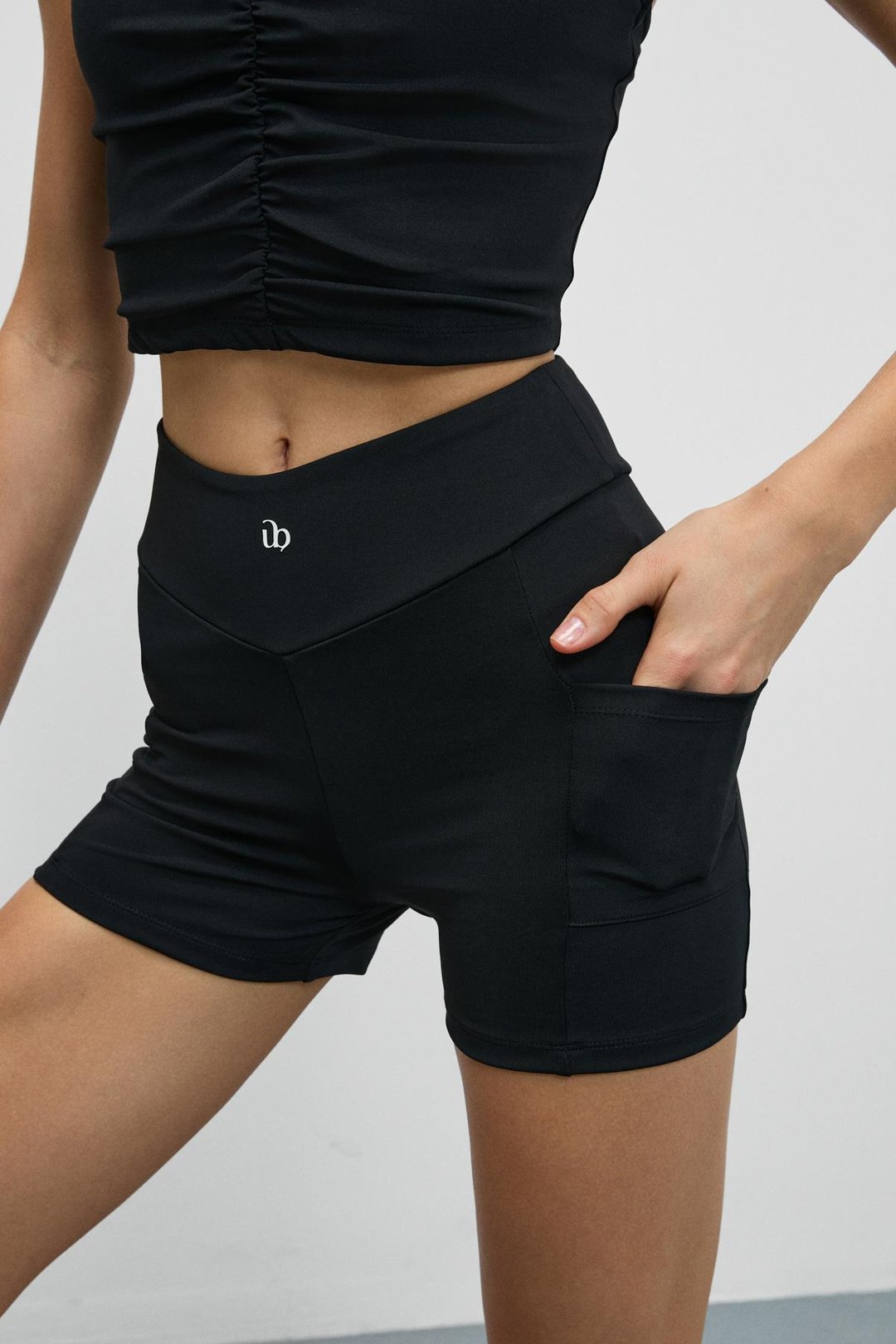 ZEYNNES Kadın Yumuşak Ve Esnek Dokulu Yandan Cepli Kısa Siyah Tayt