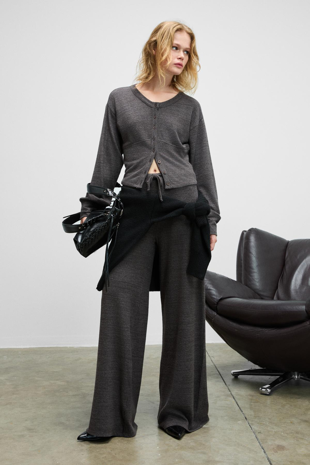 CAISES Kadın Yumuşak Ve Esnek Kumaşlı Geniş Paçalı Koyu Gri Eşofman Altı