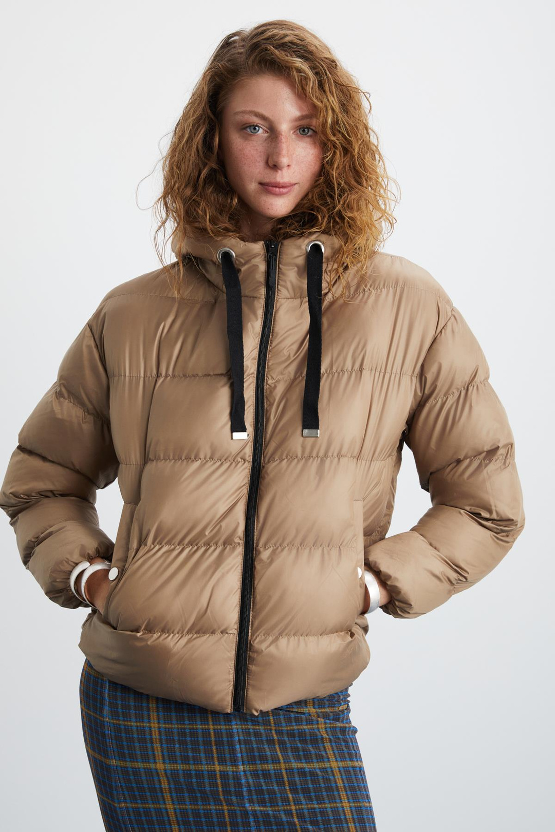 CHANTAL Kadın Kapüşonlu Kolu Lastikli Rüzgar Geçirmez Çift Cepli Şişme Bej Mont