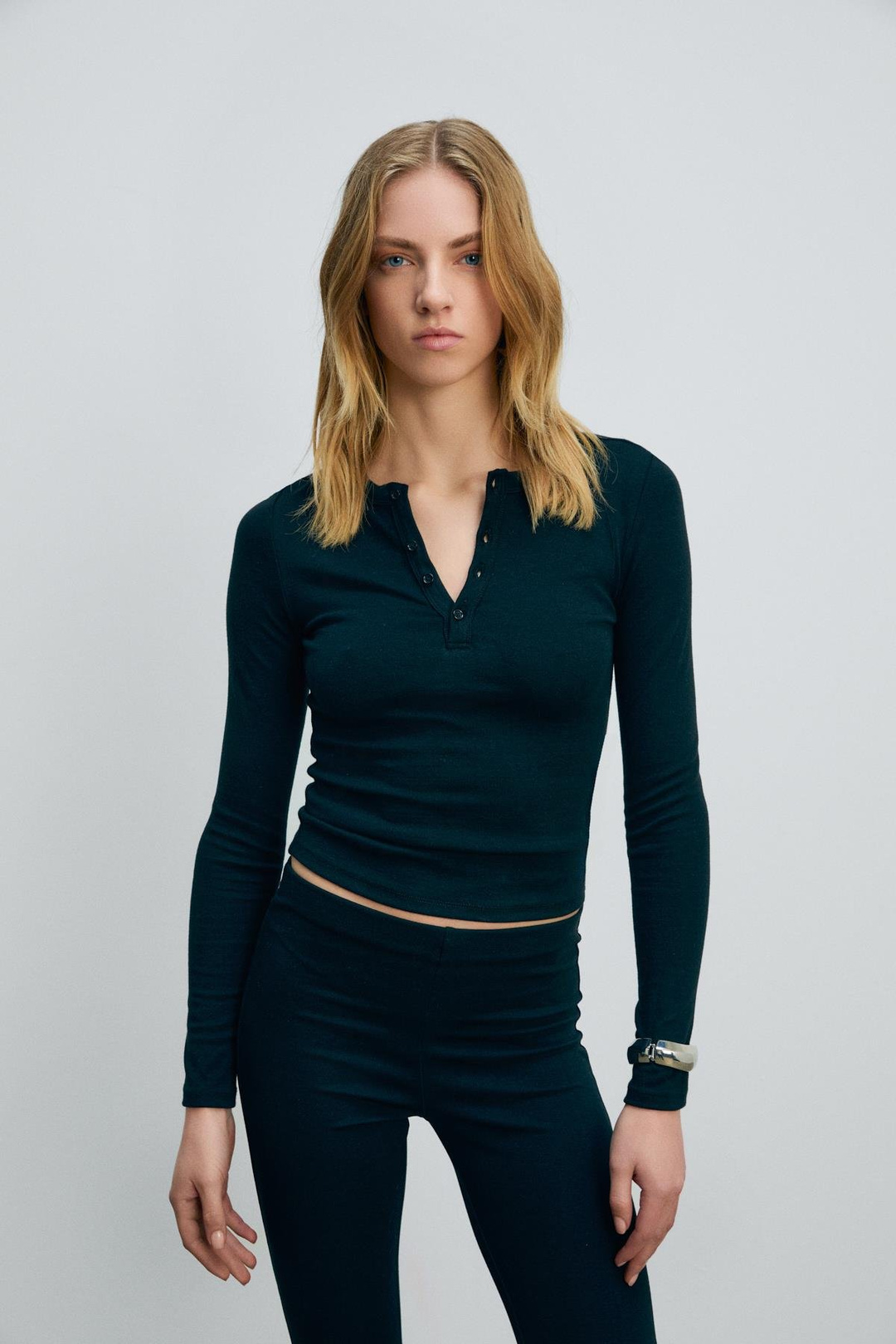 CIELO Kadın Yuvarlak Yaka Önü Yarım Pat Fonksiyonel Düğmeli Uzun Kollu Siyah Bluz