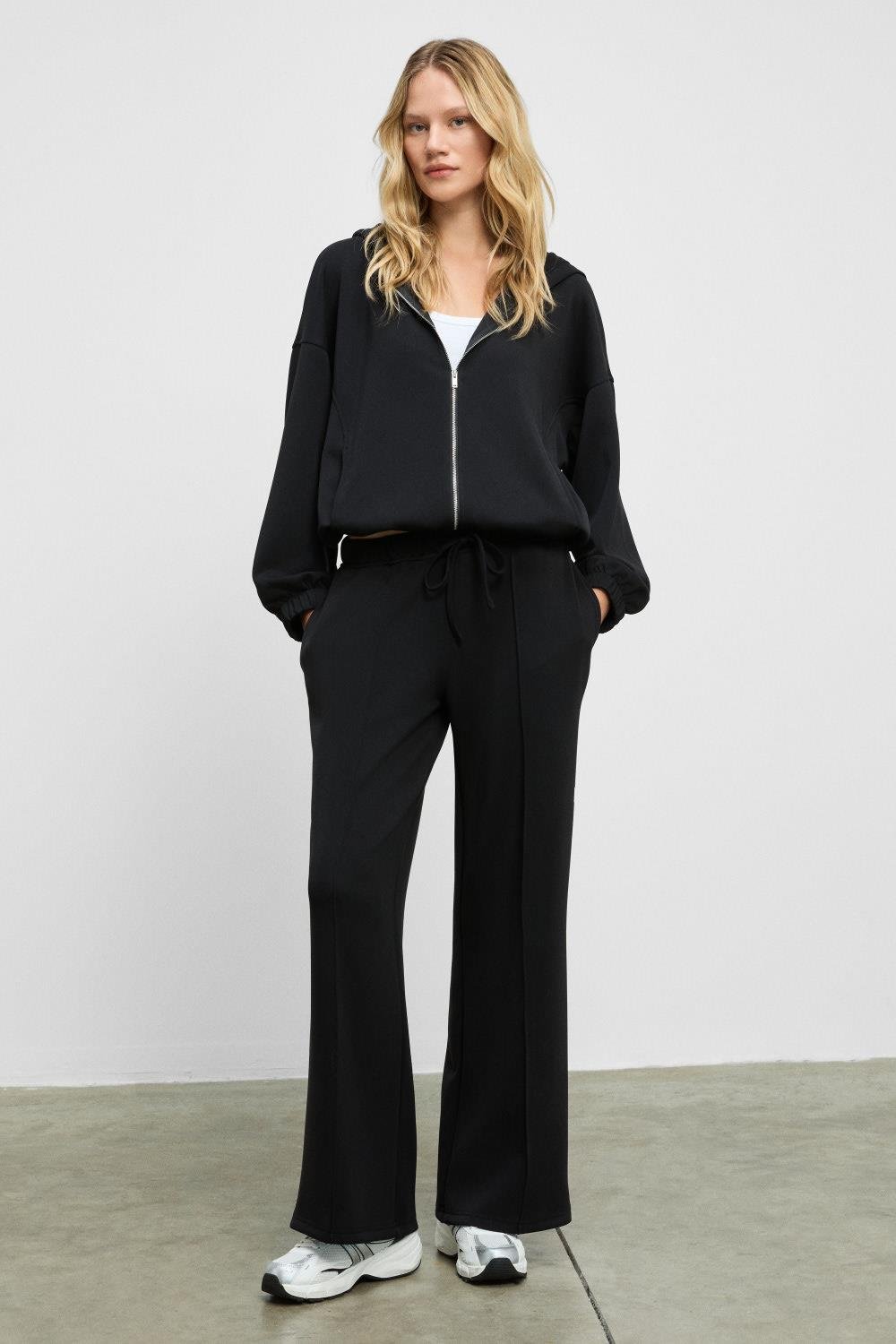 COMFY Kadın Yumuşak Ve Esnek Kumaşlı Çift Cepli Beli Lastikli Relaxed Fit Siyah Eşofman Altı