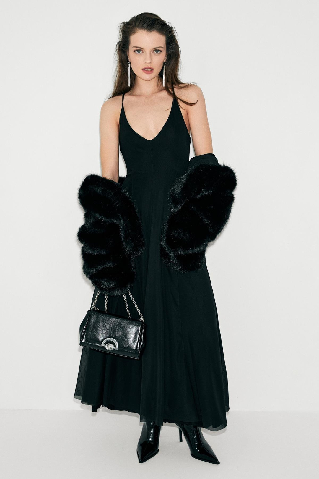 DESEO Kadın V Yaka Çapraz Ayarlanabilir Askılı Etek Ucu Geniş Esnek Tül Kumaşlı Siyah Elbise