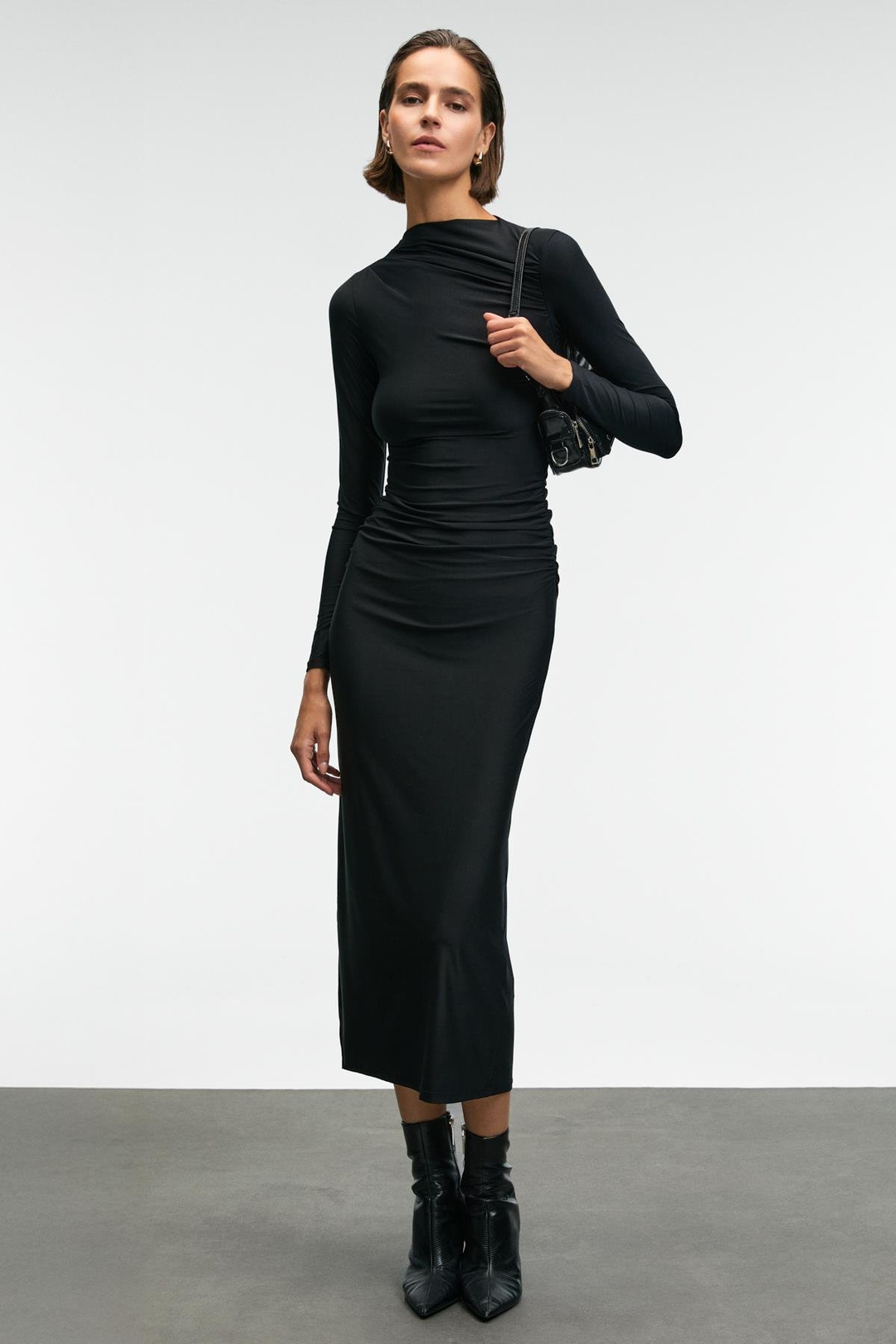 EFLOUR Kadın Dik Yakalı Büzgü Detaylı Esnek Kumaşlı Uzun Siyah Elbise