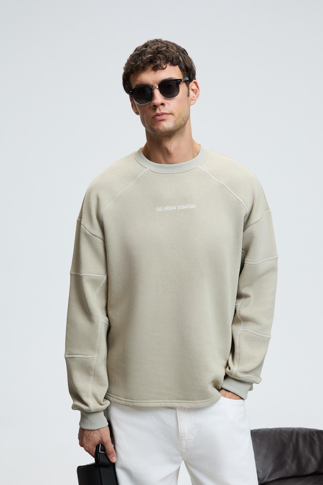 HAL Erkek Yuvarlak Yaka Önünde Ve Kollarında Süs Dikiş Detaylı Baskılı Regular Fit Taş Rengi Sweatshirt
