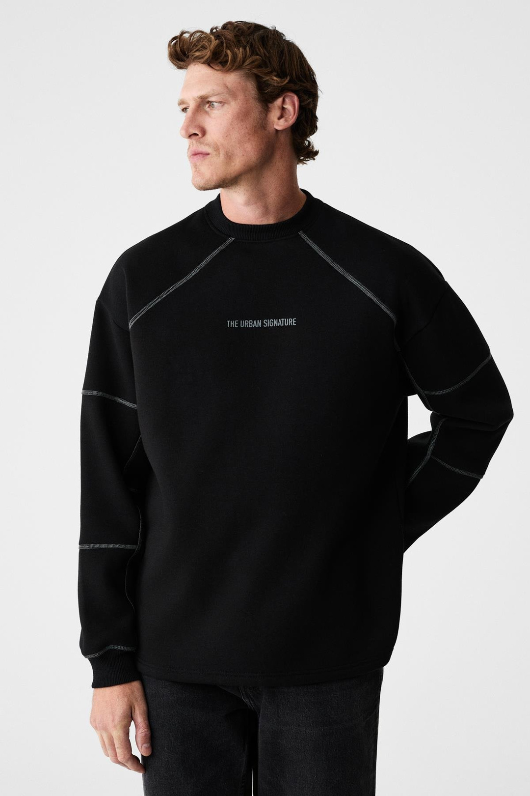 HAL Erkek Yuvarlak Yaka Önünde Ve Kollarında Süs Dikiş Detaylı Baskılı Regular Fit Siyah Sweatshirt