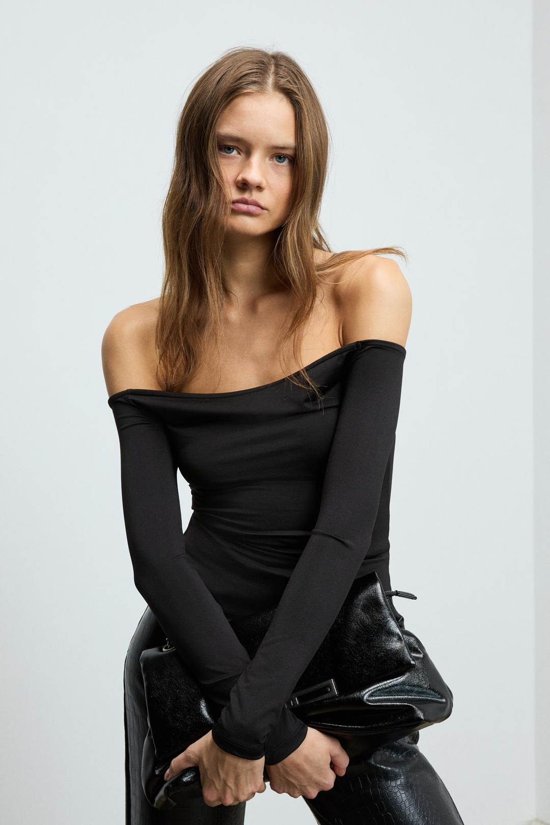 LUSH Kadın Carmen Yaka Omuzu Açık Uzun Kollu Esnek Kumaşlı Siyah Bluz