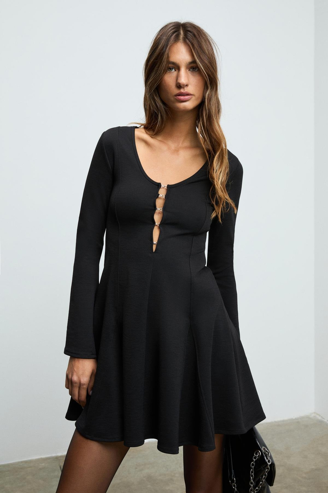 MARIVENA Kadın V Yakalı Yakada Agraf Detaylı Uzun İspanyol Kollu Kol Ucu Yırtmaçlı Mini Siyah Elbise