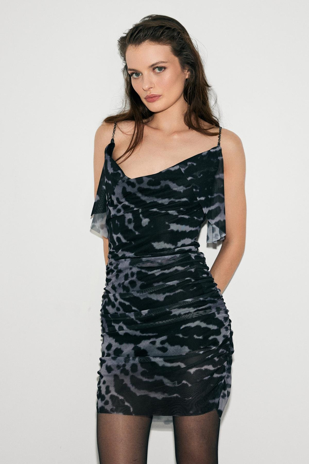 SUAVE Kadın Degaje Yaka Esnek Tül Kumaşlı Yanları Büzgülü Sırt Zincir Detaylı Siyah Desenli Elbise