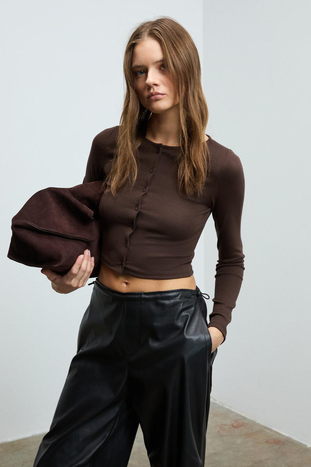 SWAY Kadın Yuvarlak Yaka Önü Fonksiyonel Düğme Kapamalı Esnek Kumaşlı Crop Kahverengi Bluz