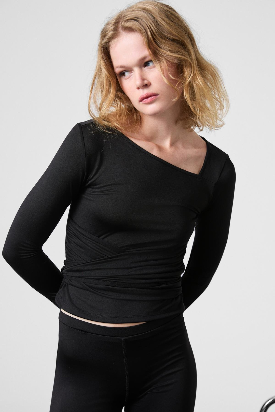 THORN Kadın Asimetrik Yaka Önü Kuşaklı Fonksiyonel Bağlama Uzun Kollu Esnek Kumaşlı Siyah Bluz