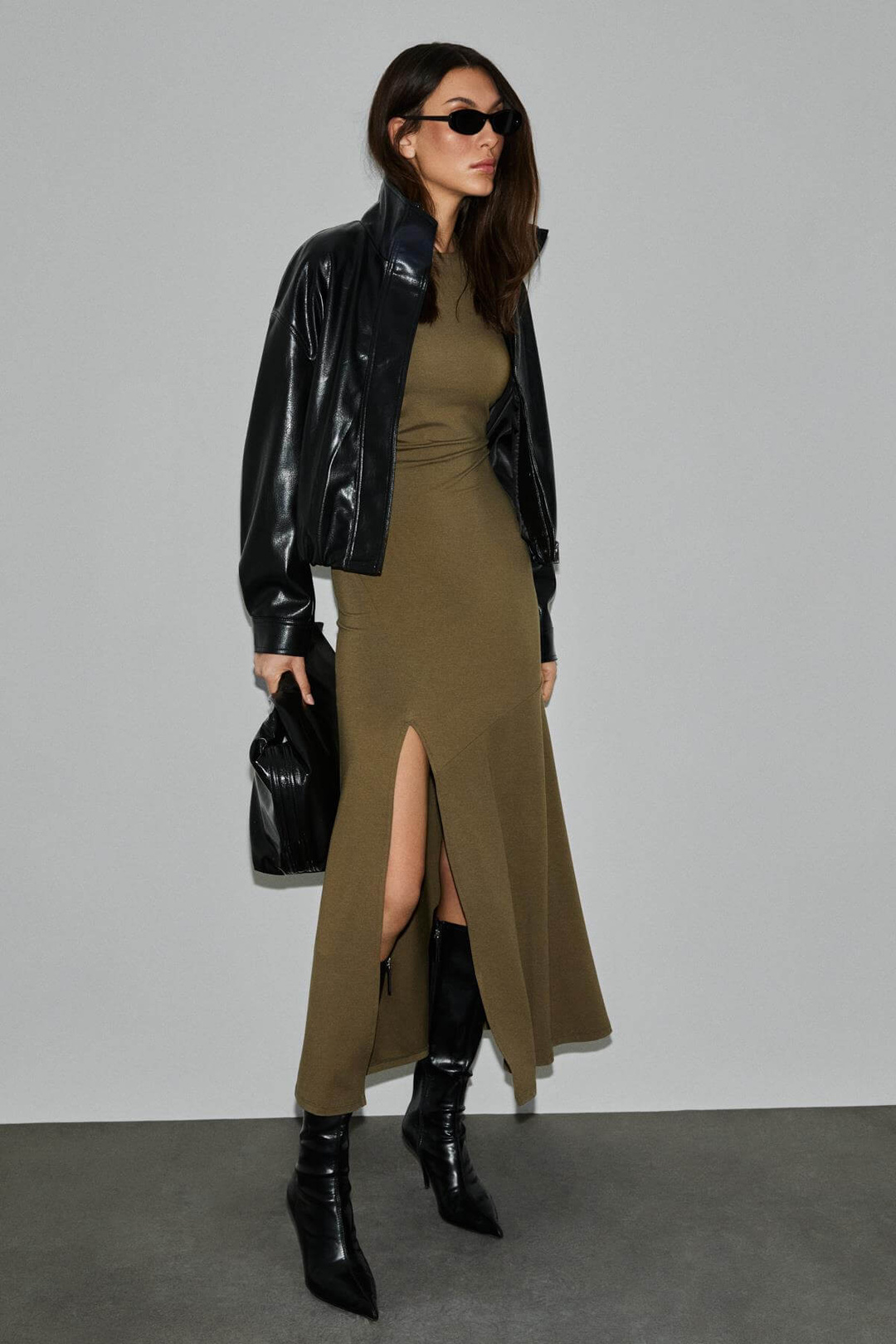 VISSER Kadın Yumuşak Ve Esnek Kumaşlı Düşük Omuzlu Yuvarlak Yakalı Önü Yırtmaçlı Haki Elbise