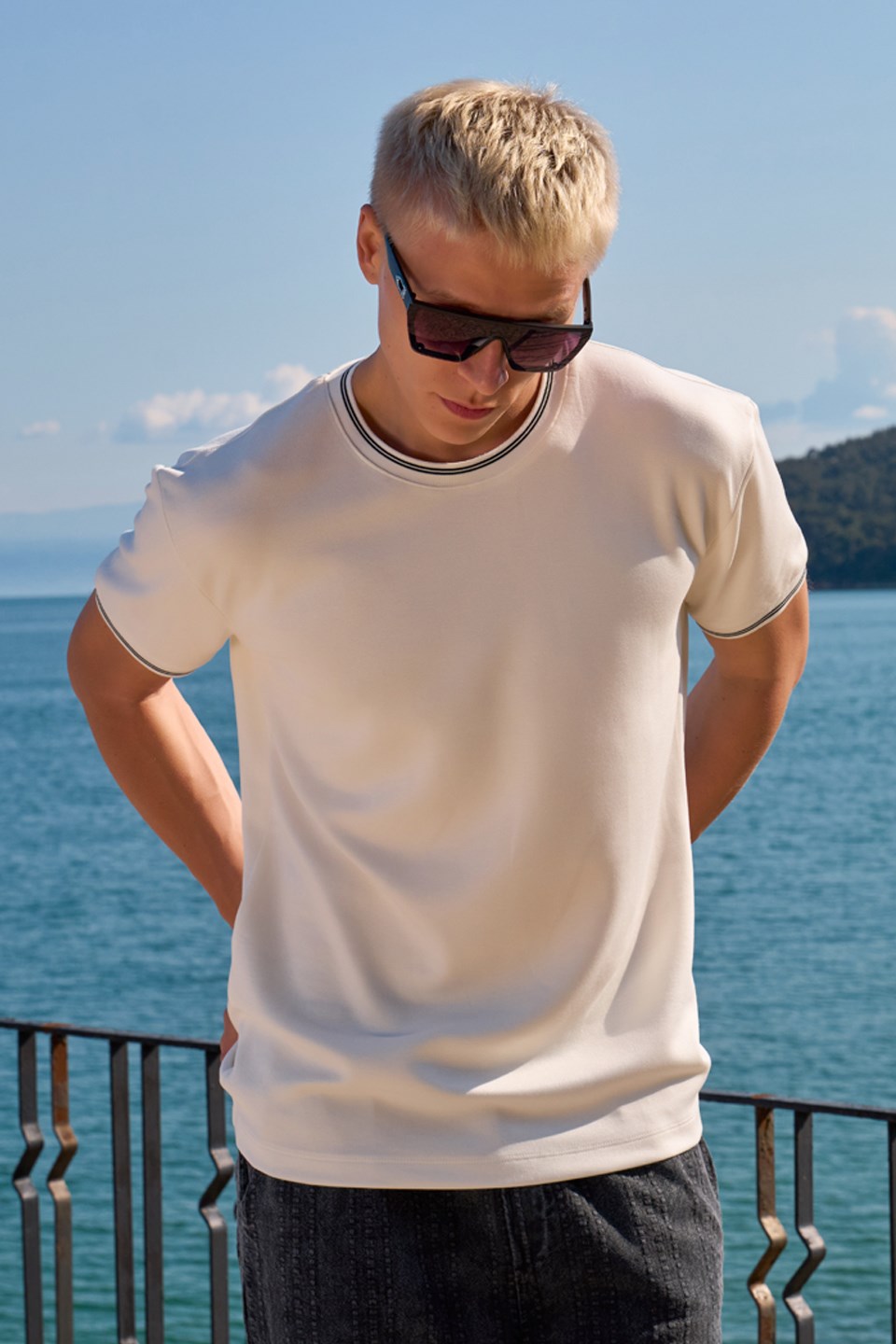 Erkek Yaka ve Kol Ucu Çizgili Bisiklet Yaka T-Shirt - Ekru