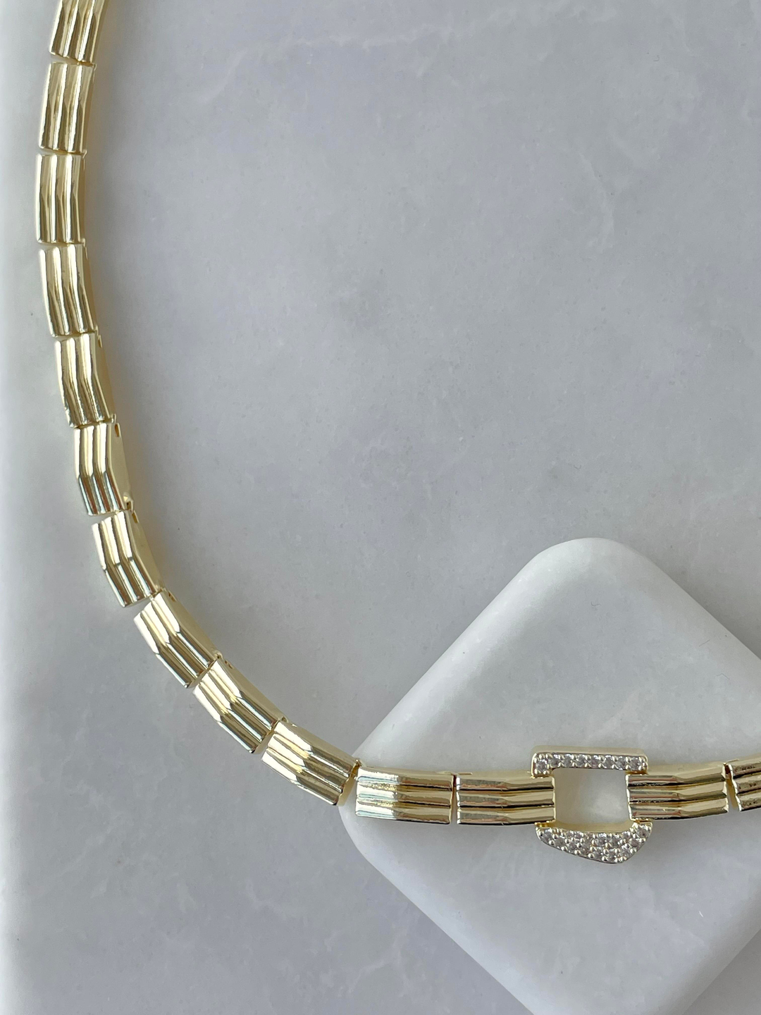 Altın Kaplama Gömme Taşlı Şerit Detaylı Kolye Gold