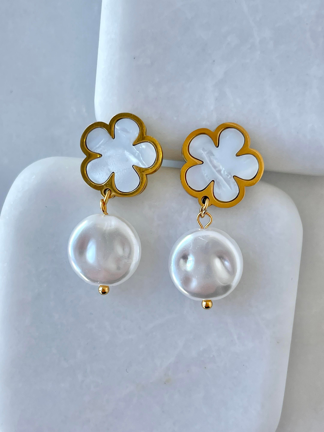 Çelik İnci Sallantılı Sedefli Çiçek Küpe Gold