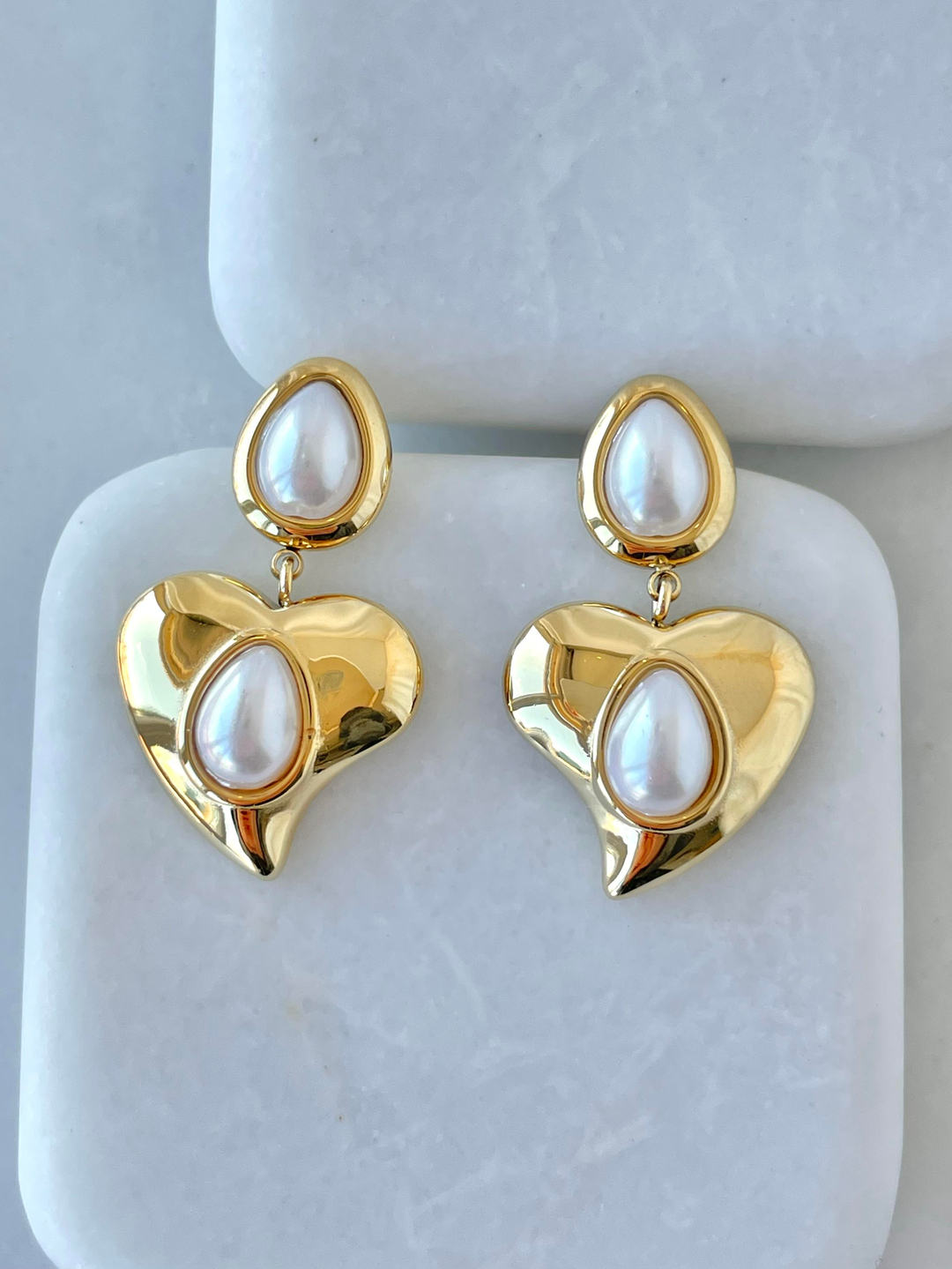 Çelik İncili Gold Kalp Sallantılı Küpe Gold