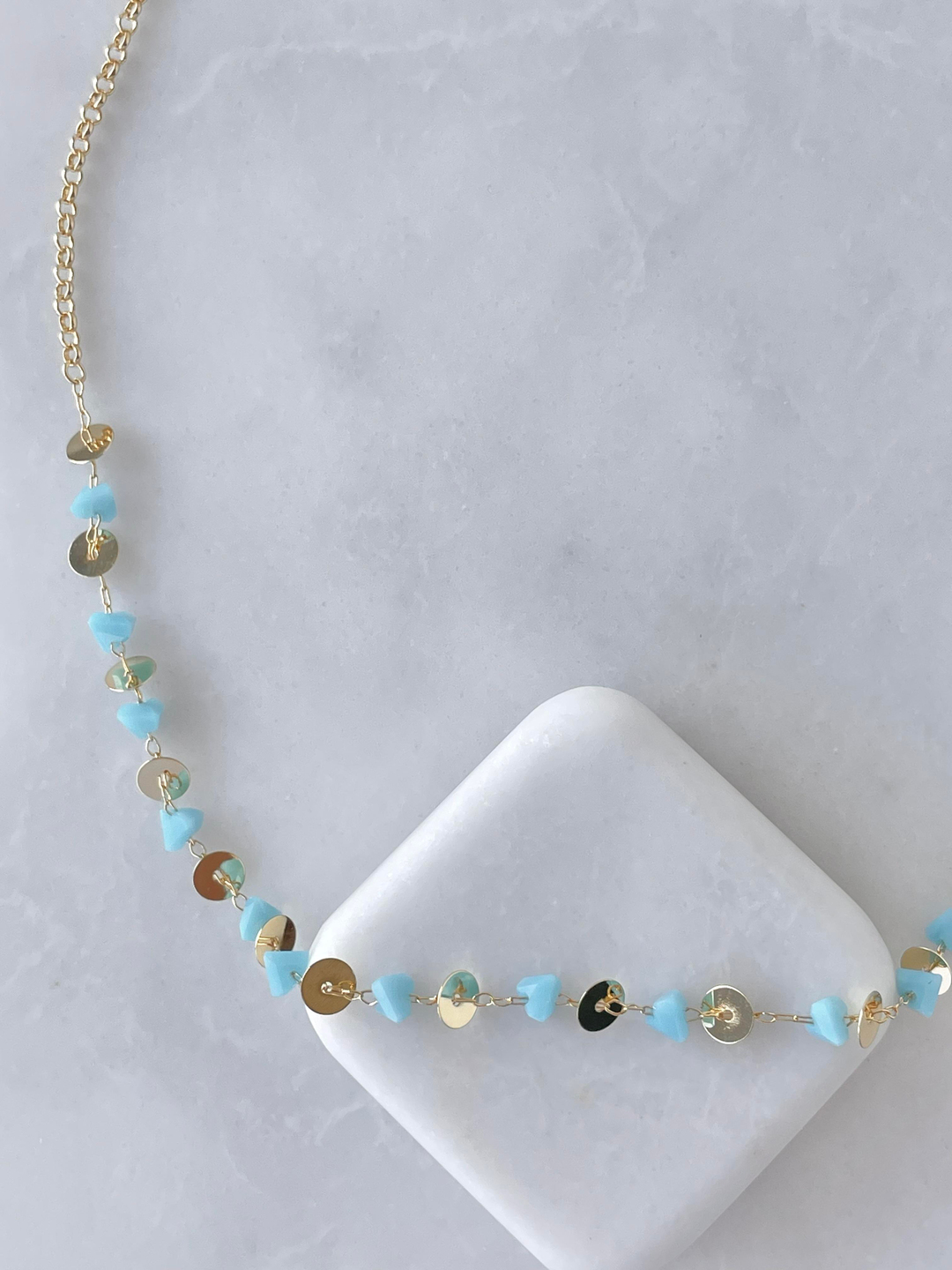 Altın Kaplama Pul Plaka ve Mavi Taşlı Zincir Kolye Gold