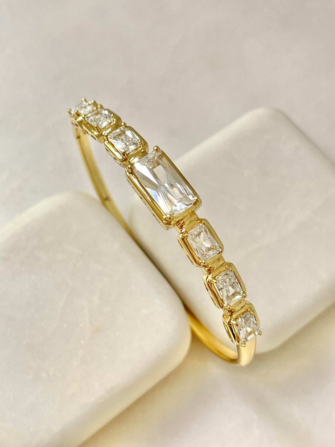 Özel Seri Dikdörtgen Kristal Taşlı Kelepçe Gold