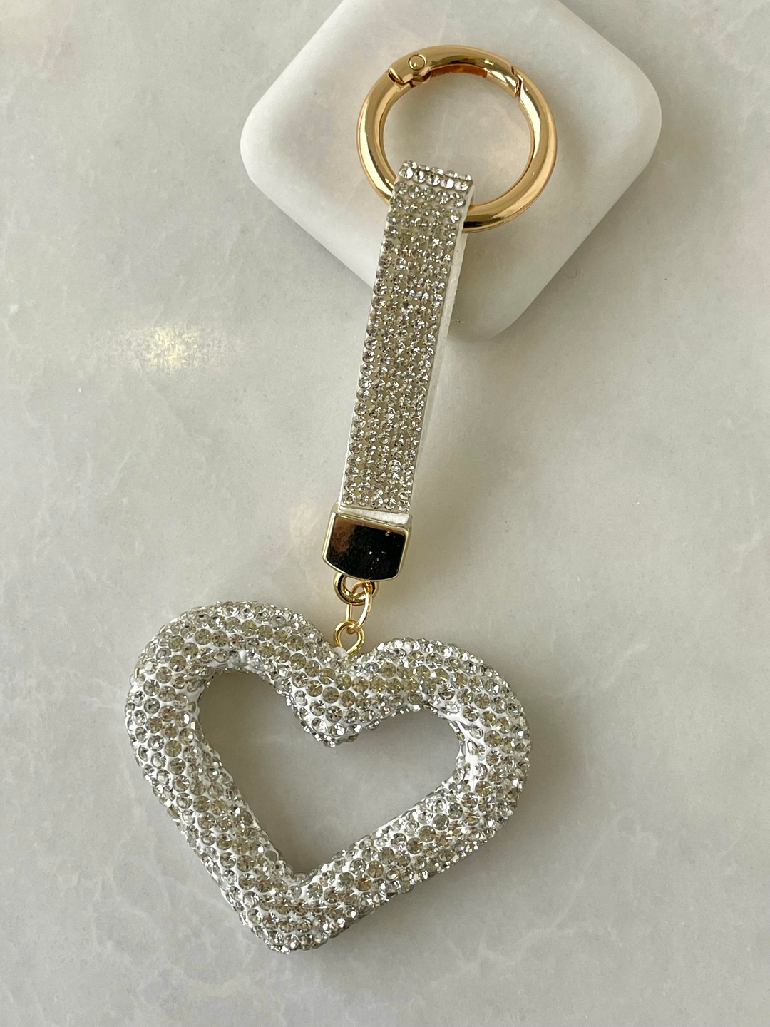 Kristal Taşlı İçi Boş Kalp Çanta Aksesuarı Gümüş