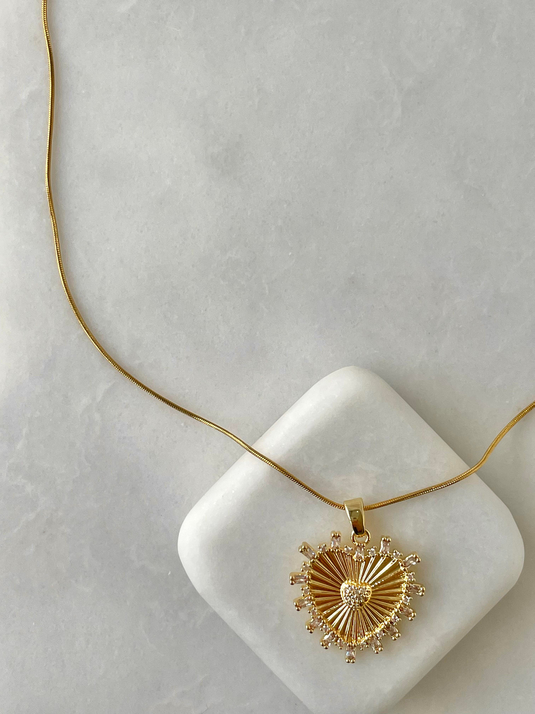 Çelik Kristal Taşlı Lazer Kesim Kalp Kolye Gold