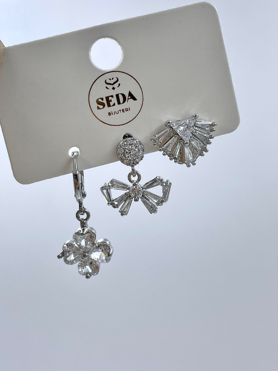 Altın Kaplama Üçlü Kristal Taşlı Çiçek ve Kurdele Set Küpe Gümüş