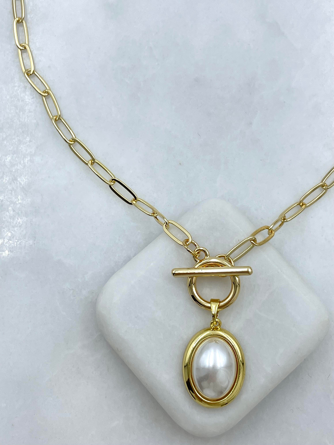 Altın Kaplama Oval İnci Önden Kilit Kolye Gold