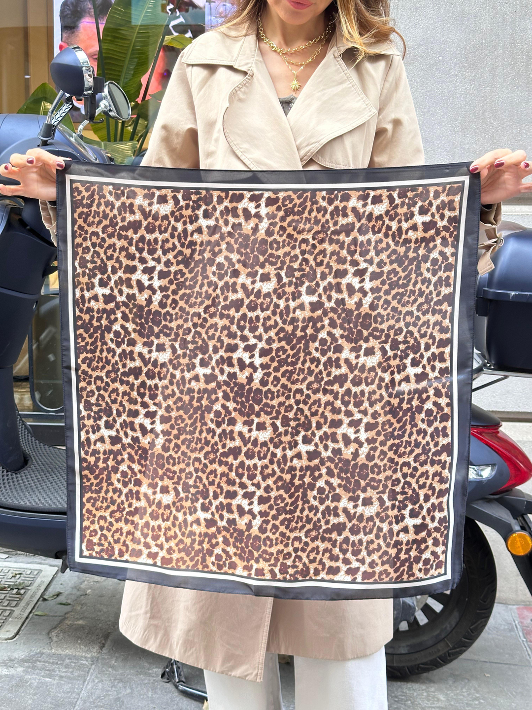 Leopar Desenli Siyah Fular 70 x 70 cm Renkli