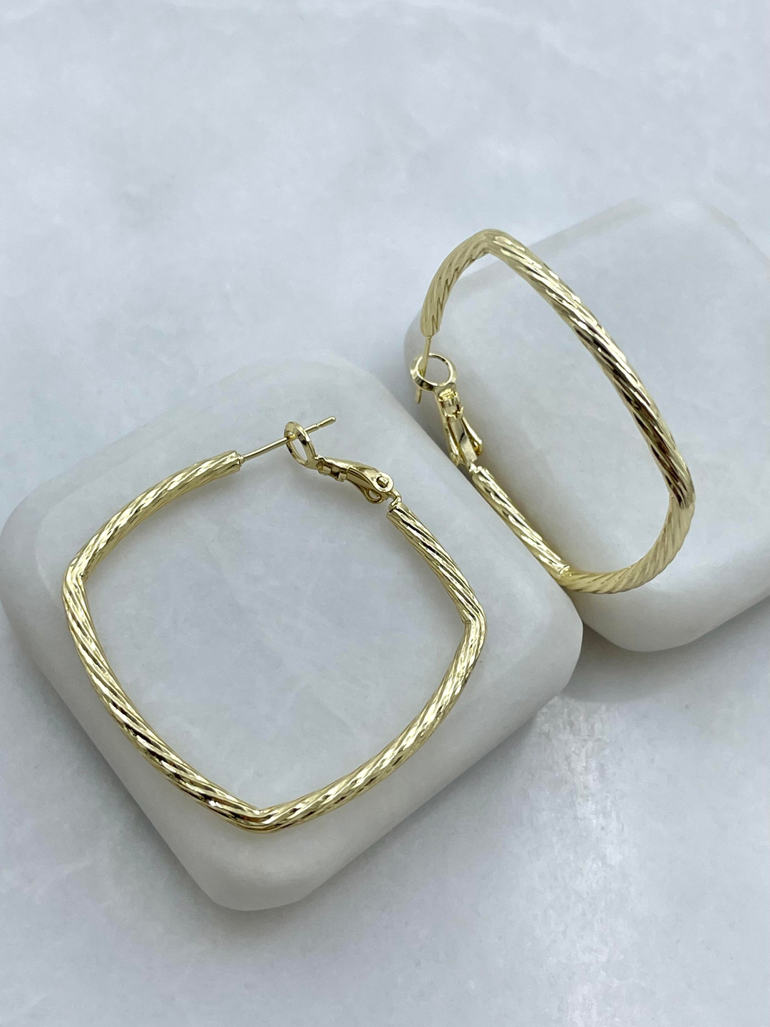 Altın Kaplama Burgu Model Kare Küpe Gold