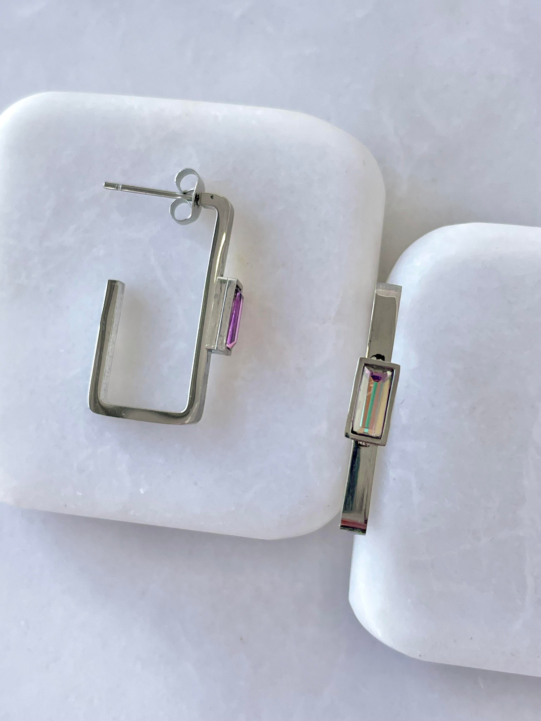 Çelik Mor Yansımalı Kristal Taşlı Dikdörgen Küpe Gümüş