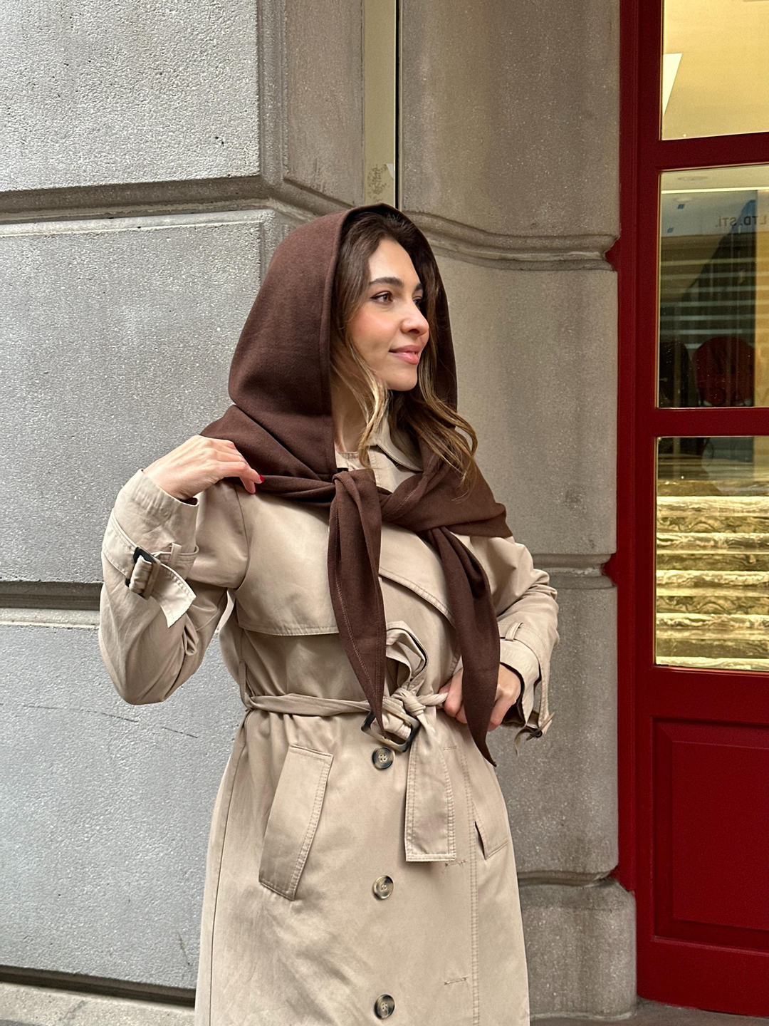 Üçgen Kapüşonlu Omuz Şalı Kahve