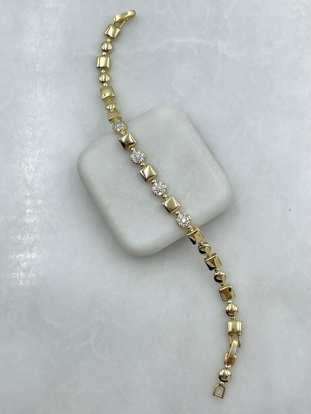 Özel Seri Gömme Taşlı Kare ve Daire Model Bileklik Gold