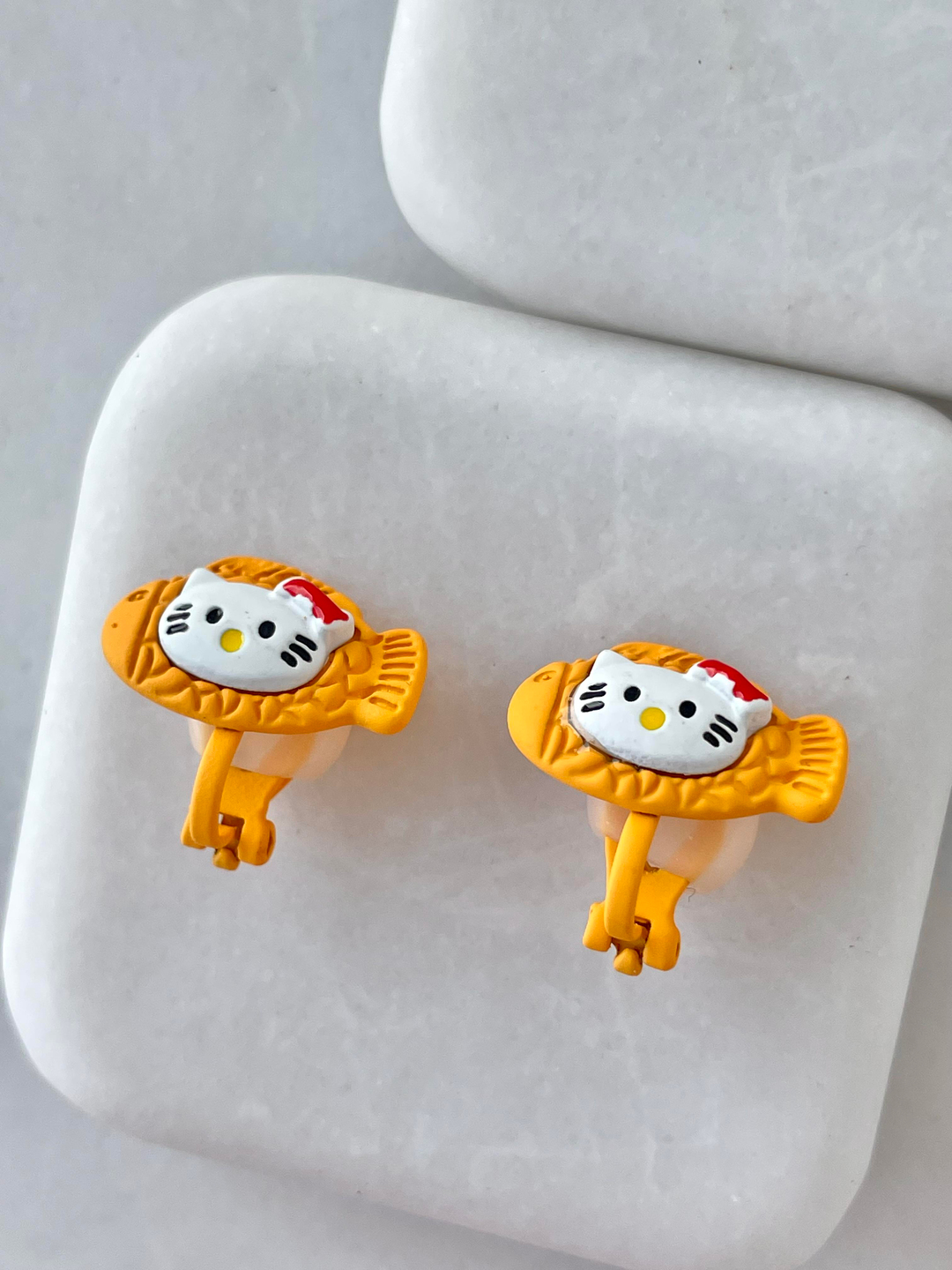 Turuncu Balıklı Hello Kitty Çocuk Küpesi Renkli